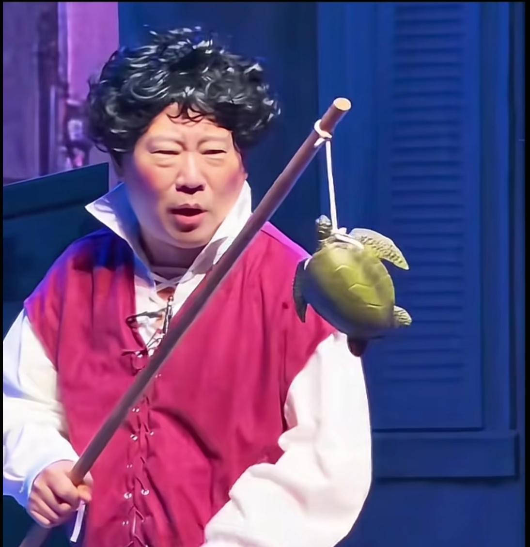 郭德纲在台上指着观众席说“王八”时，台下炸了。但你看错了重点。他不是段子失控