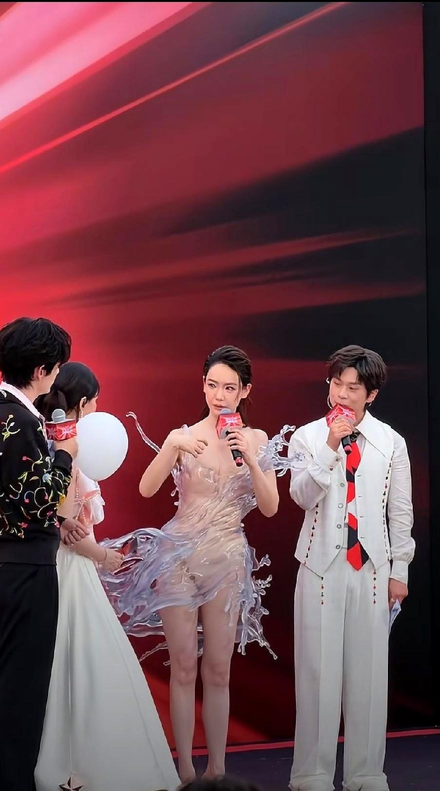 模特穿着那身3D打印水晶礼服一走出来，台下跟炸了锅似的，尖叫声震耳朵。主持人手