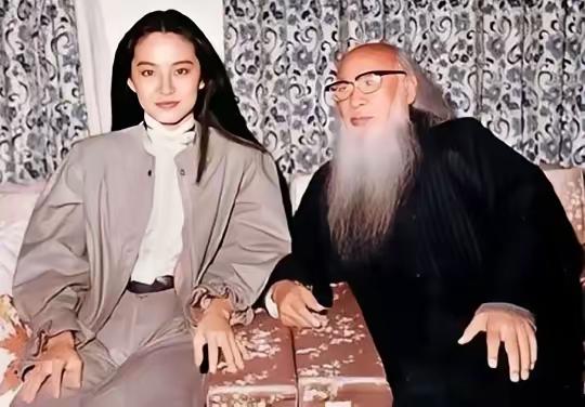 1983年，导演徐克想求张大千墨宝，带着厚礼去拜访，谁知84岁的张大千已封