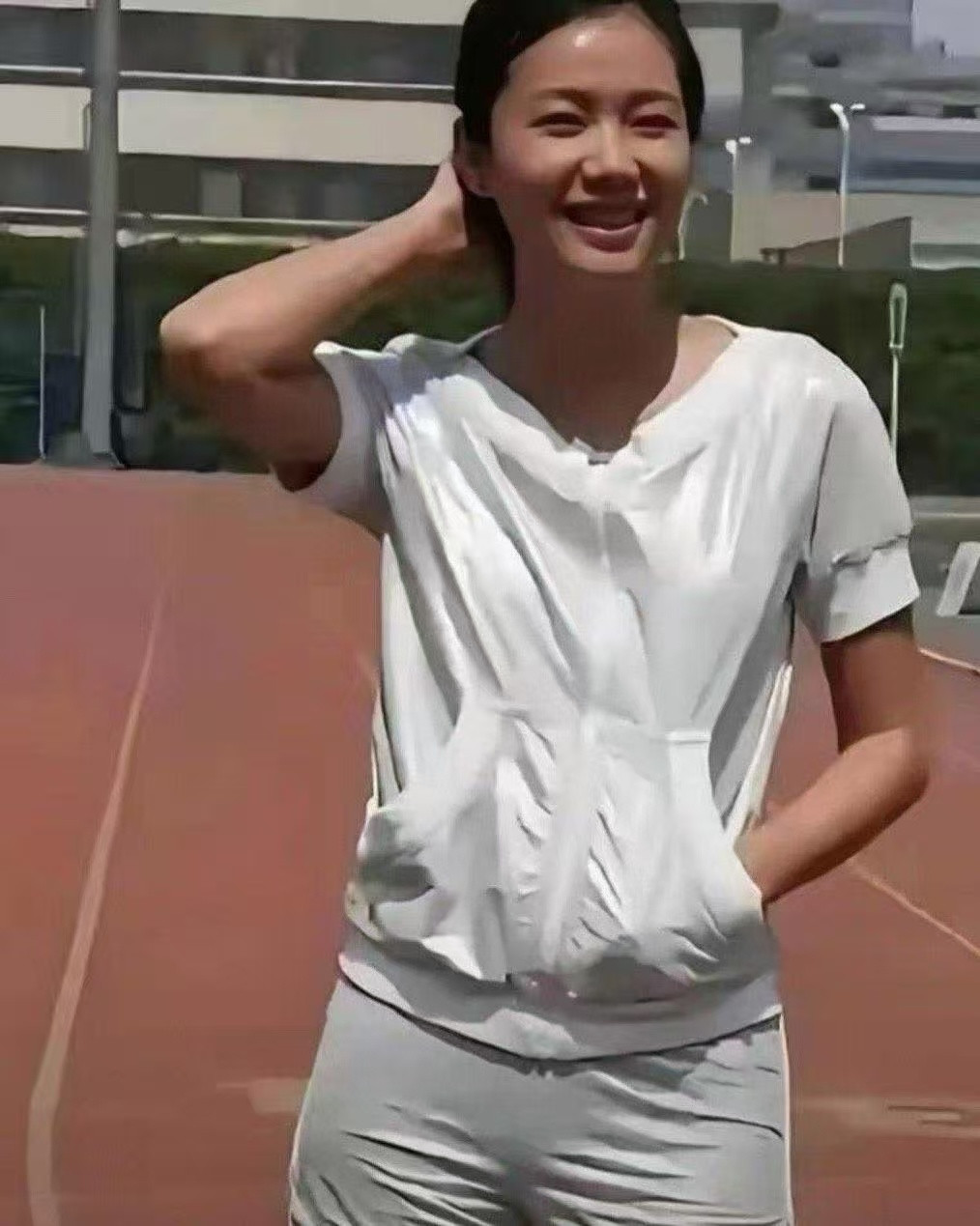 徐静蕾高中时期旧照曝光，年轻时不算惊艳型美女，更多是青涩质朴的模样