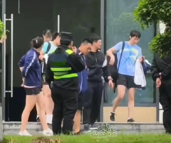 成都国乒训练基地，王曼昱与队友徐奕、白思文等一起结束体能训练后，返回公寓。一群