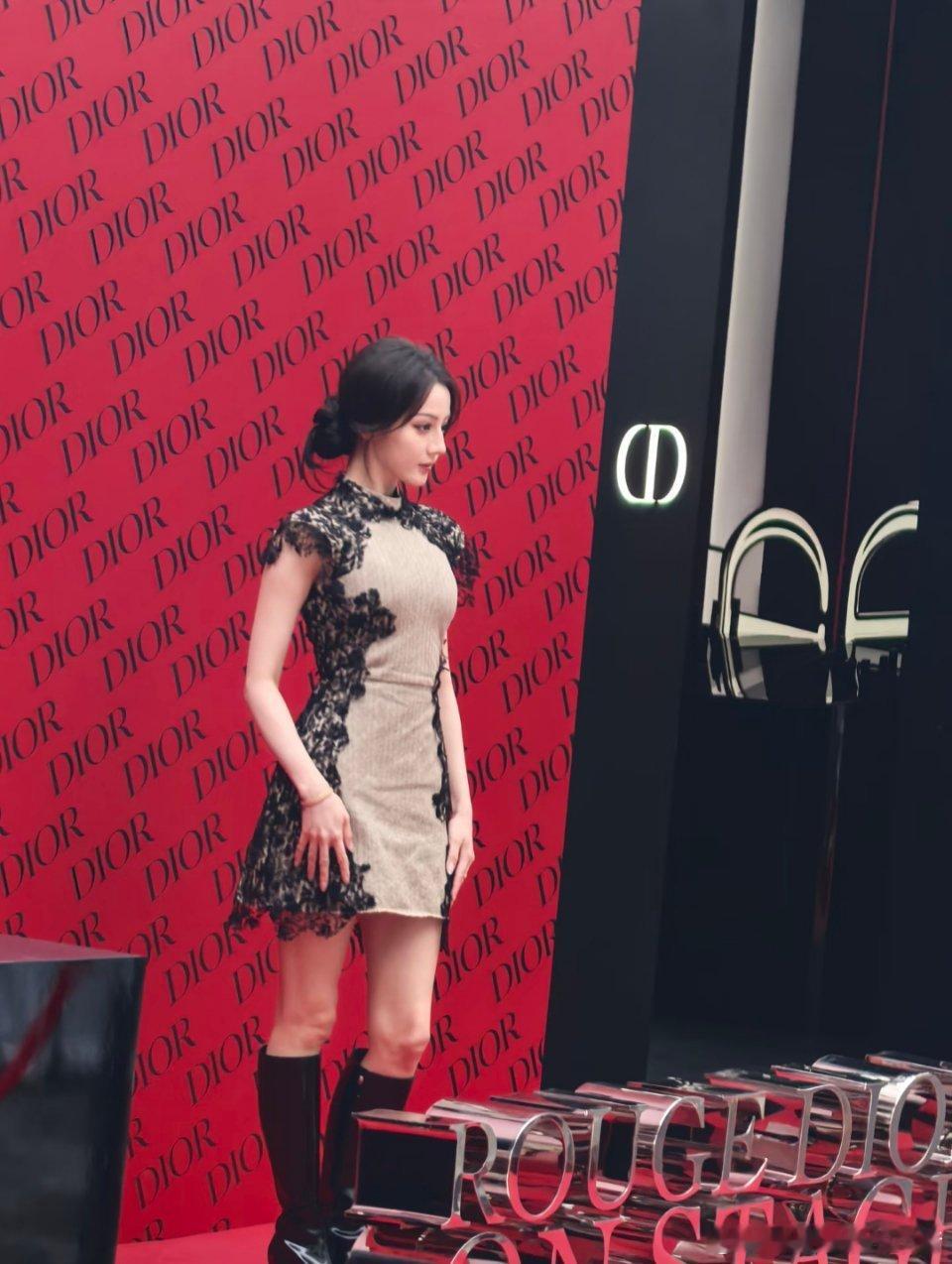 迪丽热巴北京DIOR线下活动生图状态，两张侧拍📷​​​