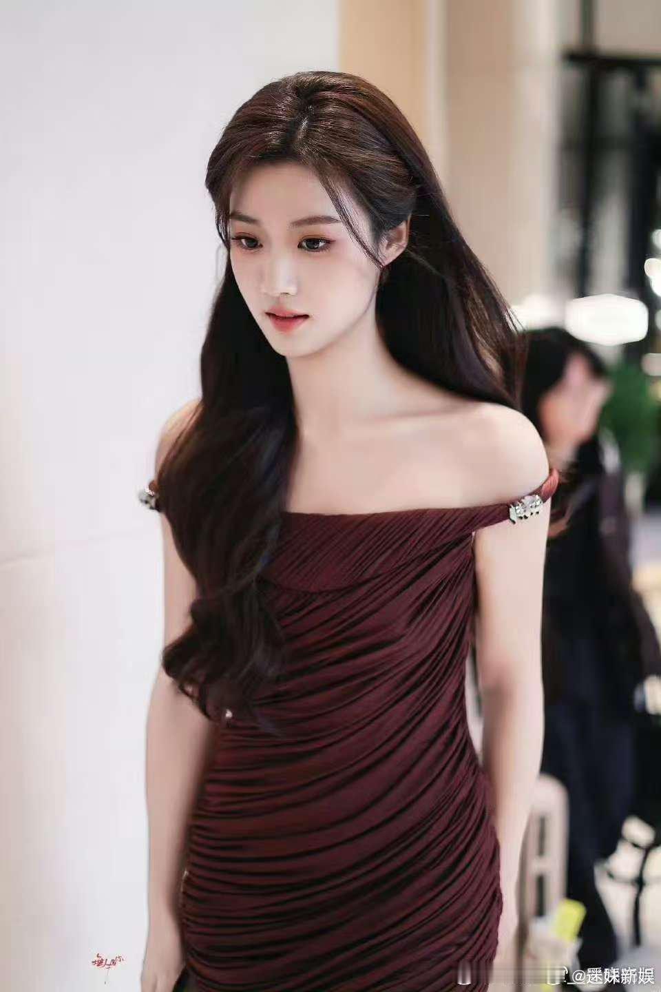 卢昱晓一字肩棕裙，爱了，