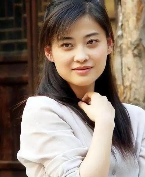 《父母爱情》里被宠了一辈子的安杰，现实中梅婷的情史全是猛料！掏光积蓄捧前夫拍电影