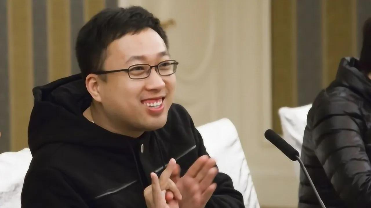 许凯真的把于正搞的有点像老鸨，怎么于正签一个他就谈一个。许荔莎说她是2022