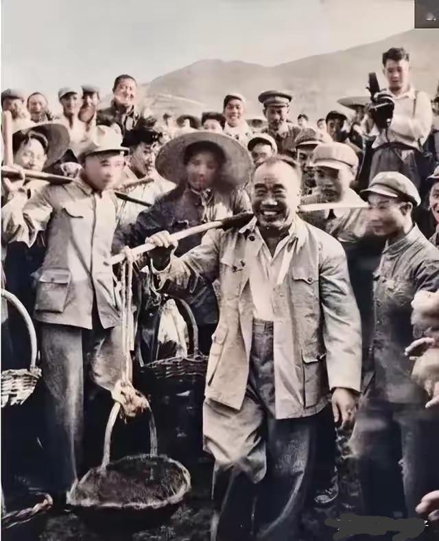 那个时候，刚刚建国，一穷二白，百废待兴。朱总司令虽然六、七十岁了，仍然率马当先，