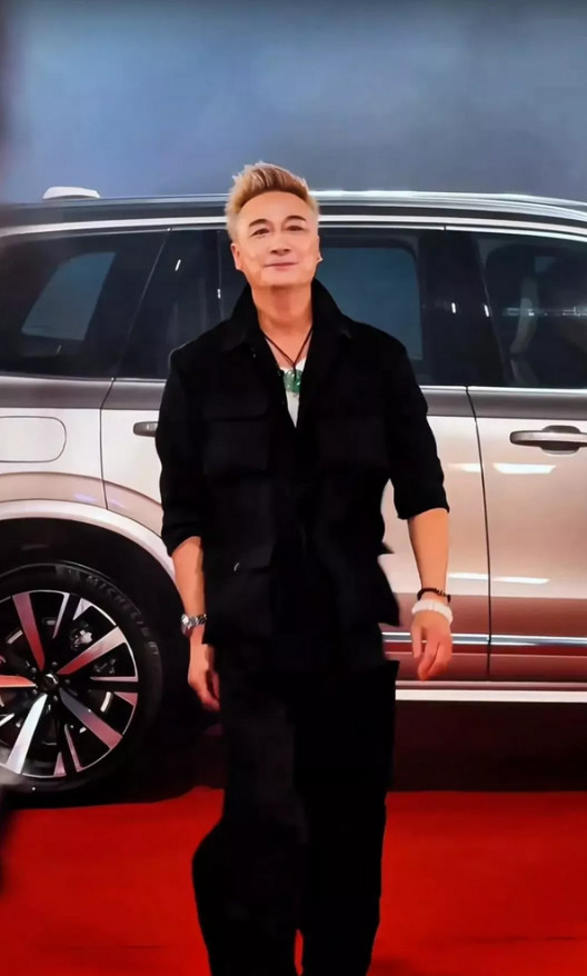 全网怕是再找不出这么帅的“老头”了吧！一头黄发，身材笔挺，走过来每一步都像踩