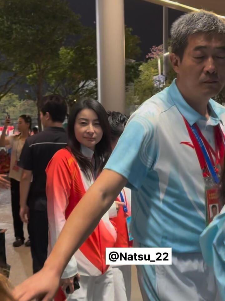 郭晶晶来了，真的好像一点没变，说是参加跳水的运动员也相信！陈若琳和郭晶晶的关系