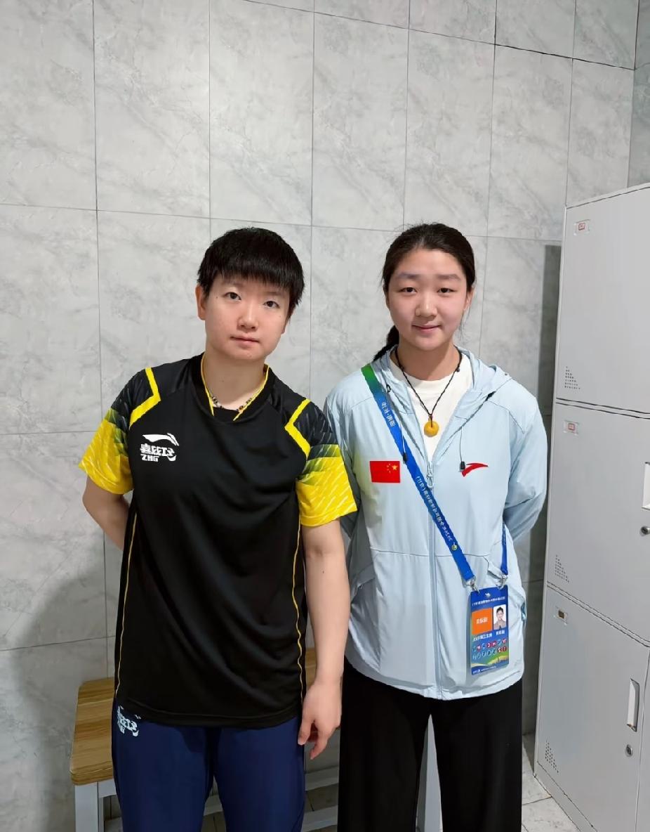 长沙全锦赛后台可爱合照！小姑娘如愿和孙颖莎同框，能和莎莎合影看得出来满心欢喜。