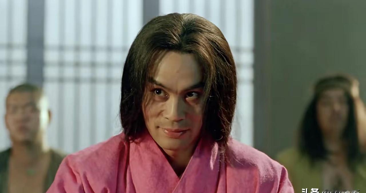 33岁，在片场没人认识他。关之琳和张丰毅在对词。他蹲在角落，脸上涂着厚厚的白