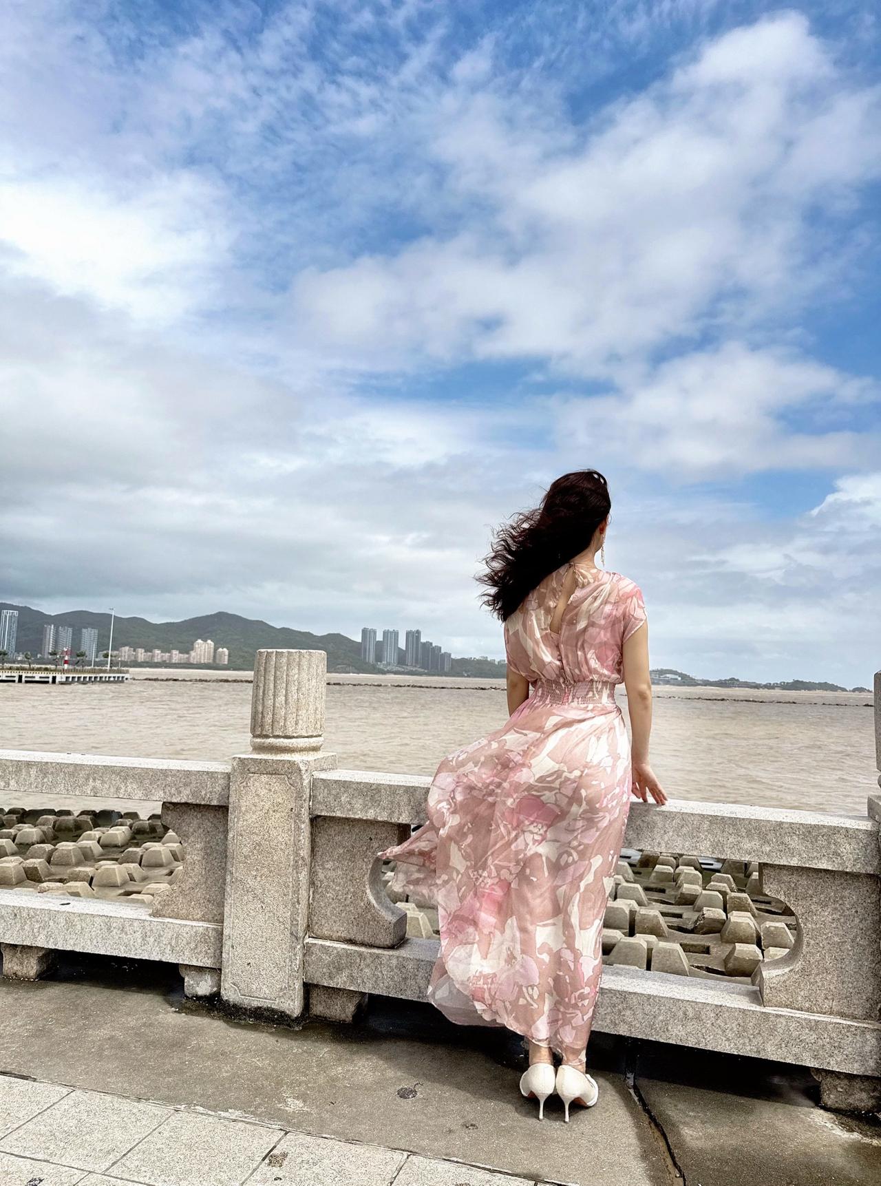 吹吹自由的风，周末早安！最浪漫的海边城市海边度假穿搭