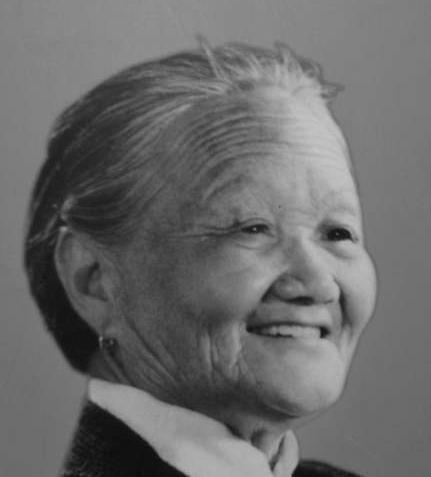 1956年，当时的邓颖超已经52岁，一天，邓颖超扭伤了腰，躺在床上不能动，经多天
