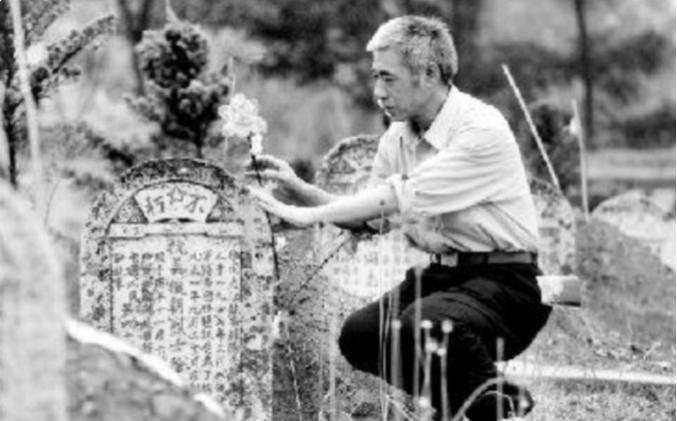 2005年，退休民警余发海散步时，突然发现草丛中若隐若现的出现了一群墓碑。荒