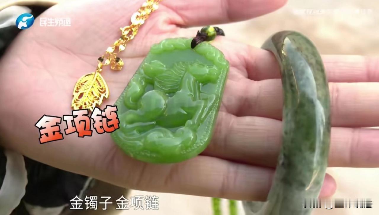 河南郑州，60岁大爷和女网友网恋奔现，大爷对这段感情掏心掏肺，给女子送金首饰，玉