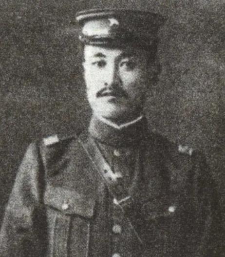 1925，郭松龄起兵反奉时，下令将拒绝参与的四个师长及三十多个军官枪决，经人劝阻