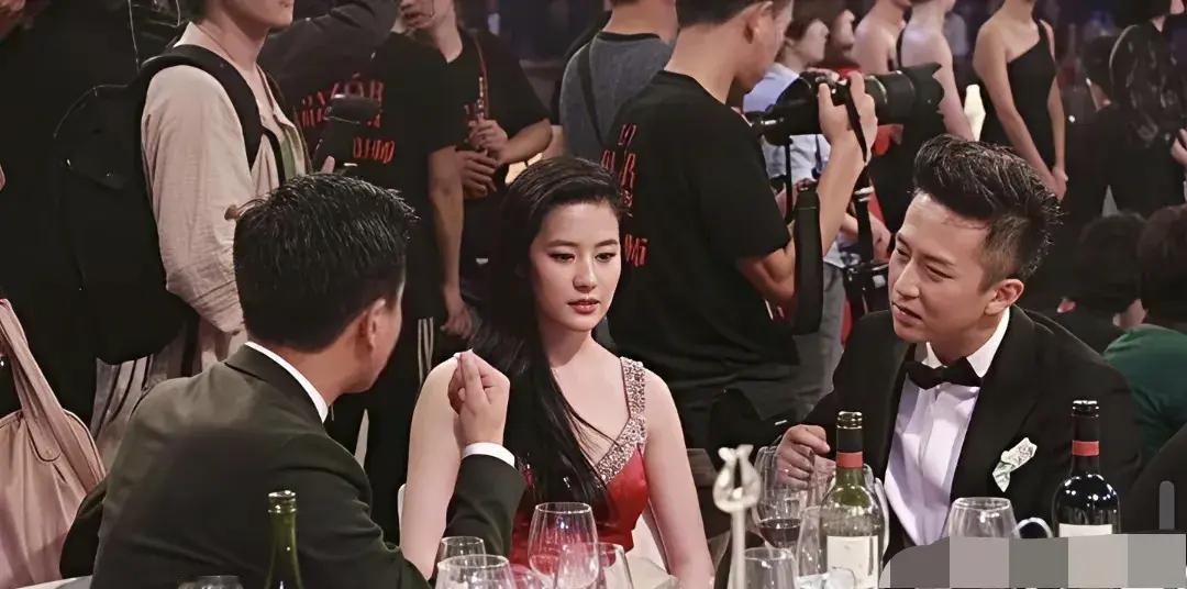 其实是这俩人借着对聊，光明正大地偷瞄。