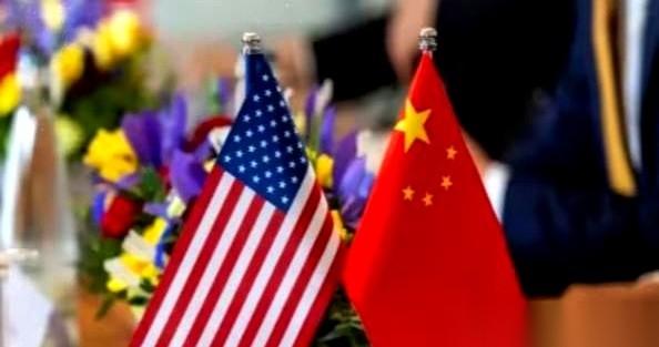 老有人幻想，这世界是三个大哥的牌局。美国、中国、俄罗斯，找个小黑屋坐下来，烟一