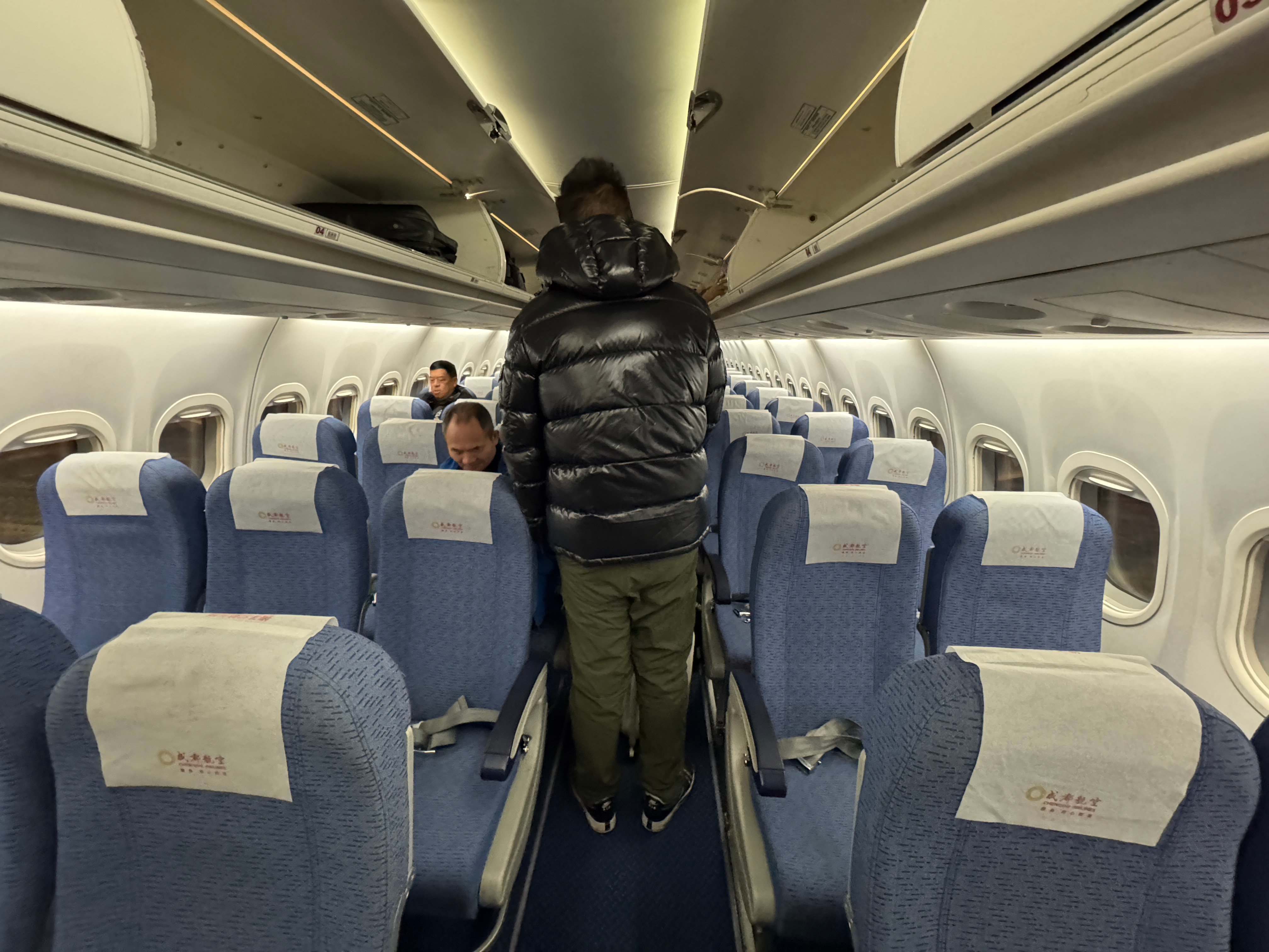 黑河飞哈尔滨执飞的是咱们国产小飞机C909～座位布局跟高铁似的3+2，不过这座椅