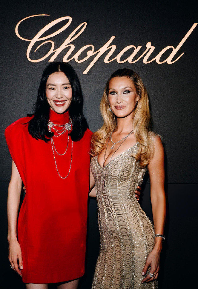 BellaHadid刘雯Chopard纽约晚宴，两位女王陛下，同台闪耀，气