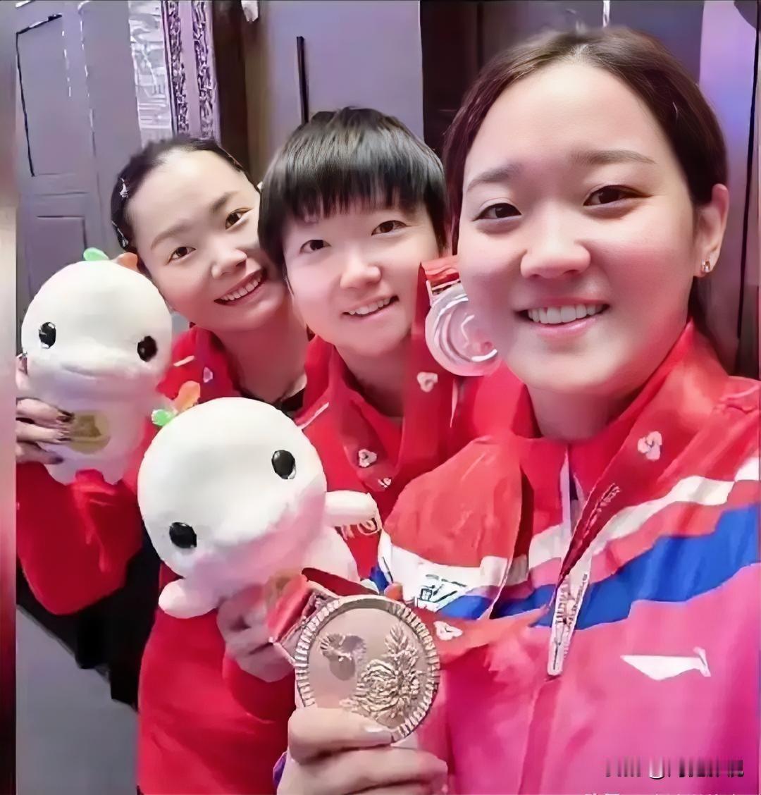 三位女运动员合影，中间是明眸善睐的孙颖莎，前面是秀韵多姿的孙铭阳，气质是一个比一