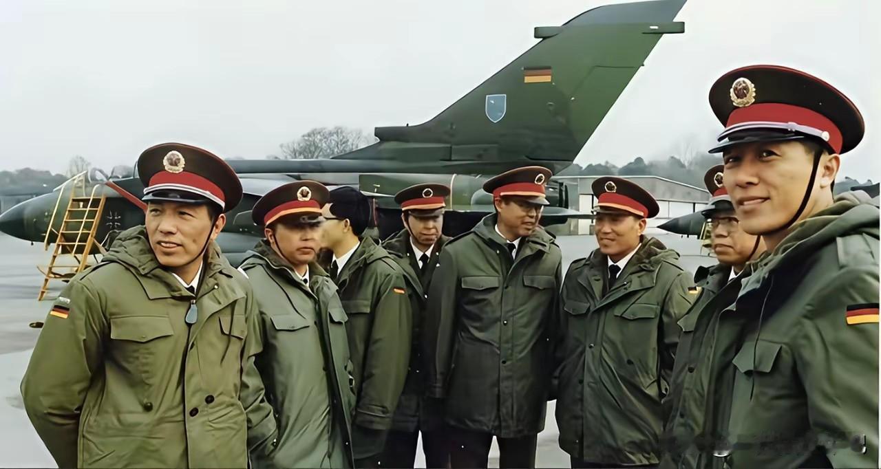 中国军人穿德国军队的冲锋衣!这张照片拍摄于1989年，后面的是一架“狂风”战斗
