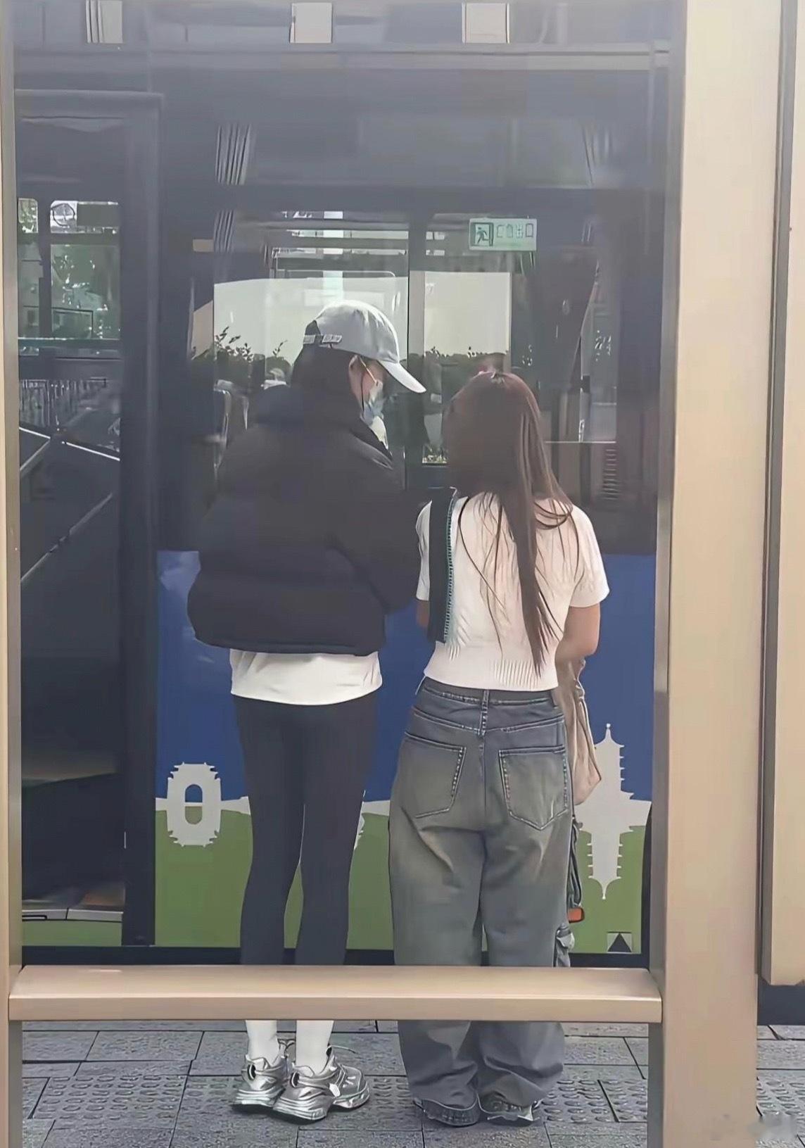 这样一对比，果然矮个子穿瑜伽裤好看点