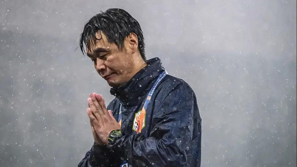 别再说李霄鹏“只是”情商高了。他带海牛两年，胜率28%。你去看中超积分榜，