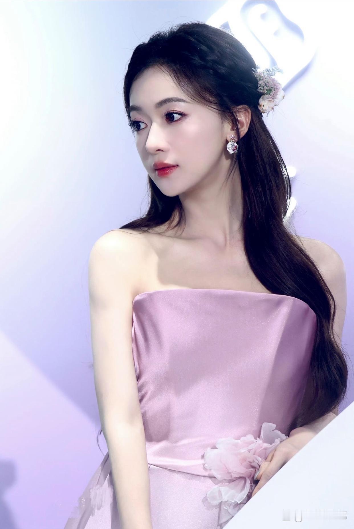 1.依靠女儿带来的关注度，高云翔重新获得工作机会，陆续接到不少线下商务邀约。2