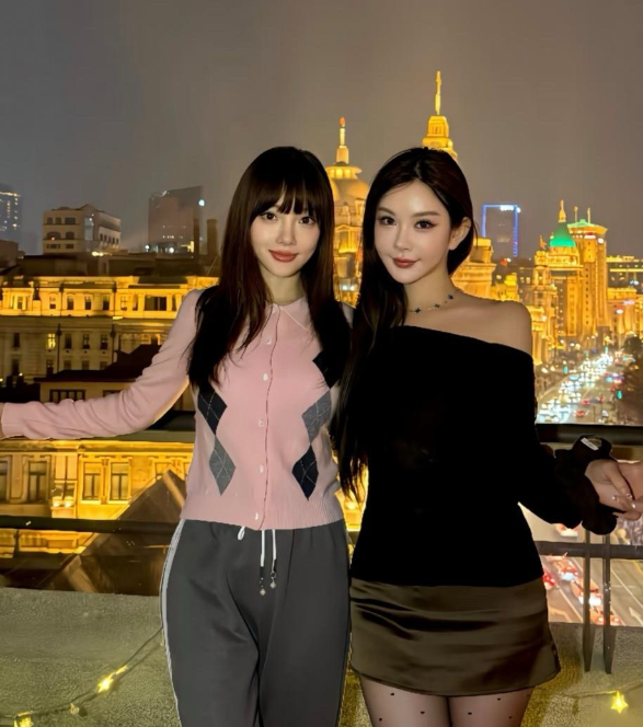 44岁李小璐和闺蜜一起在上海高档餐厅吃大餐，她穿着粉色上衣，留着空气刘海，身材凹