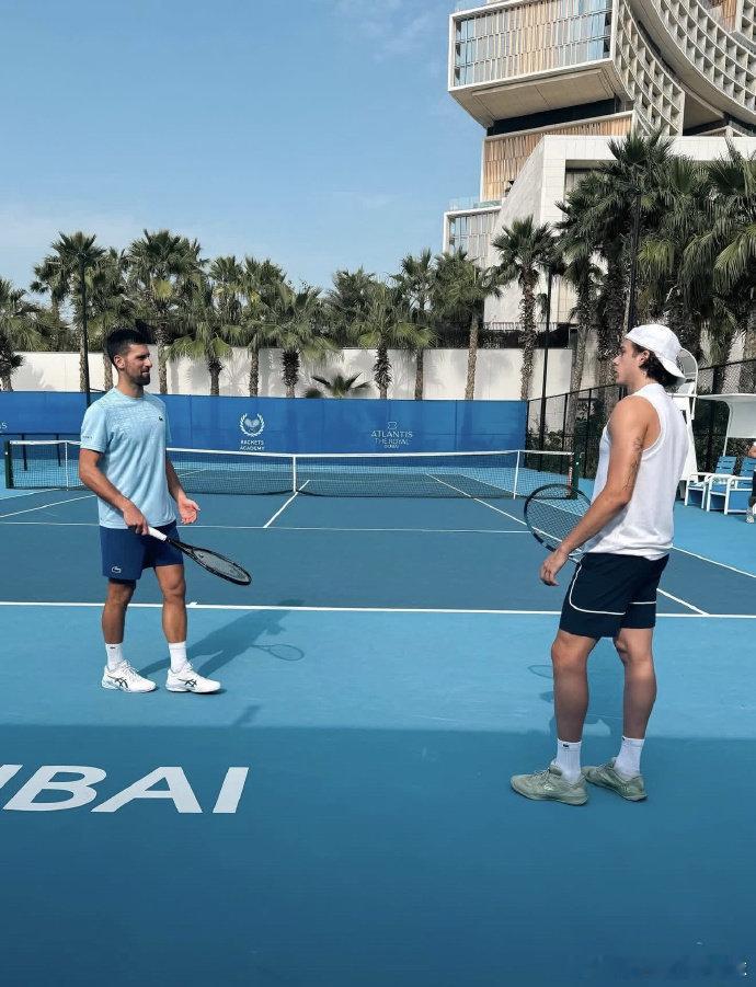 德约科维奇继续在迪拜训练法国网球运动员阿瑟·卡佐发文：“非常棒的3天训练、学