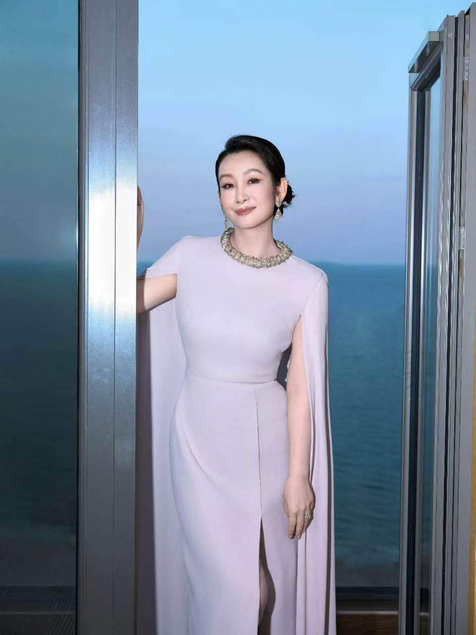 秦海璐时隔六年重返飞天奖红毯，一身TARIKEDIZ白色礼服搭配高领蝴蝶结，步