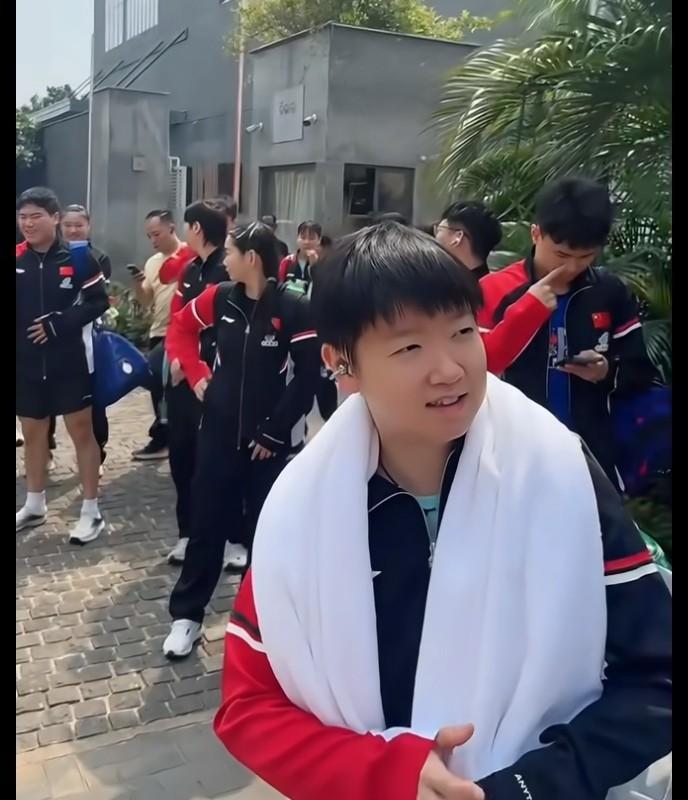 国乒印度街头等大巴，太惨了！莎莎露出无奈的微笑。10.12一大早国乒队员们站在印