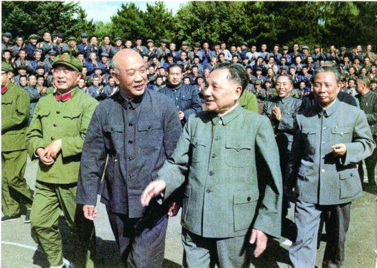 1982年1月13日，中央召开政治局会议，专题研讨中央党政机关机构精简