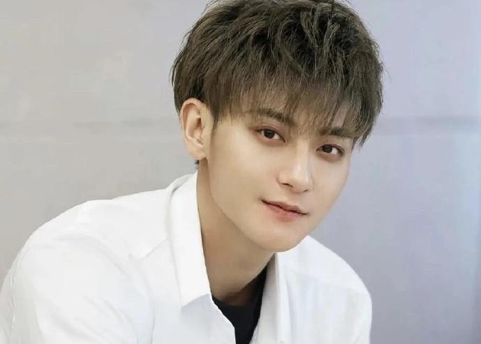 黄子韬跨界卫生巾：明星创业还是资本游戏？真相远比你想的更残酷最近，黄子韬卖卫生