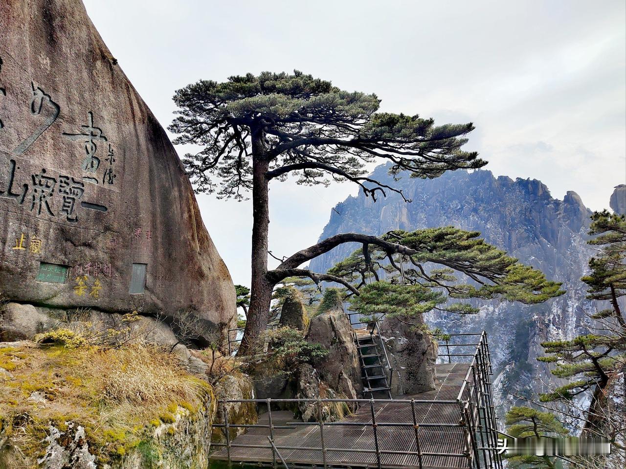 先说说山，安徽有天下第一奇山——黄山。“五岳归来不看山，黄山归来不看岳”，这里的