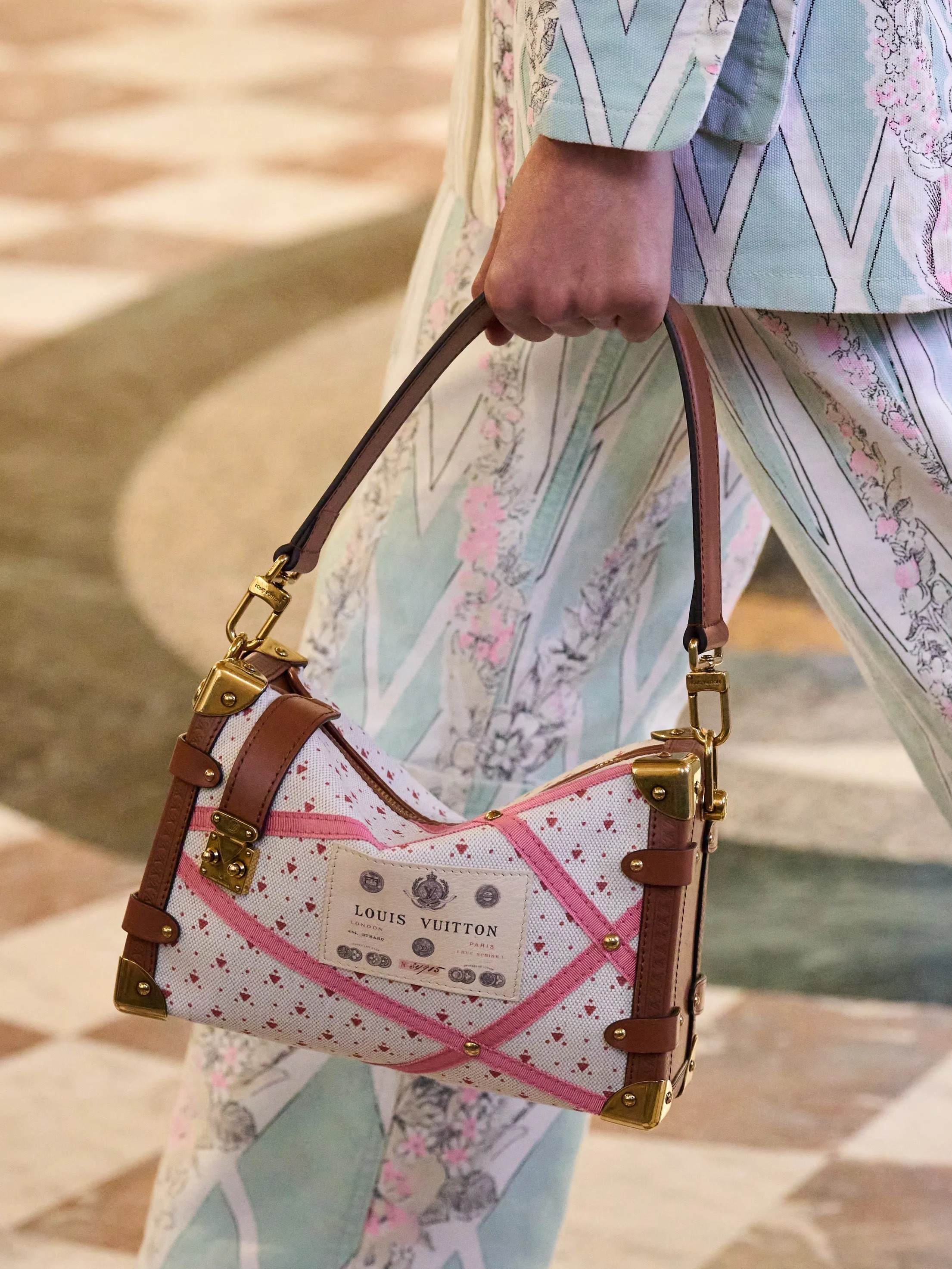 LV春夏26女装秀LV春夏26女装包包大赏：LV春夏26女装秀中，包袋依旧是