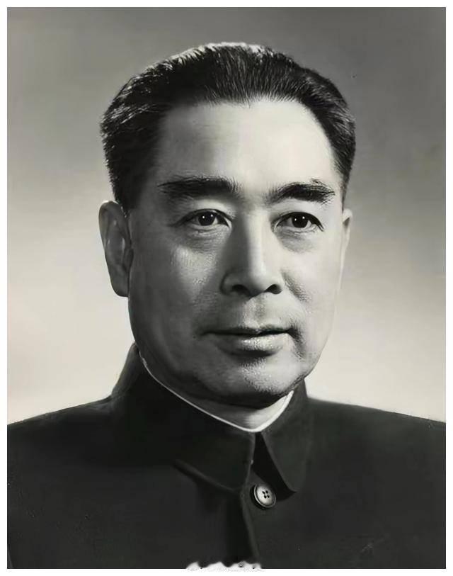 这张照片拍摄于1956年10月，由摄影家姚经才先生拍摄，据说这是总理最满意的一张