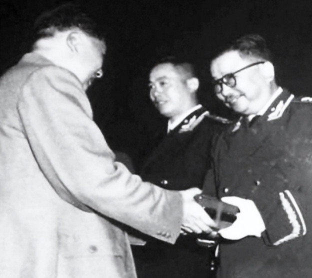 1955年，在授衔仪式前，毛主席看到上将名单中没有李克农，就问：“上将为何没有李