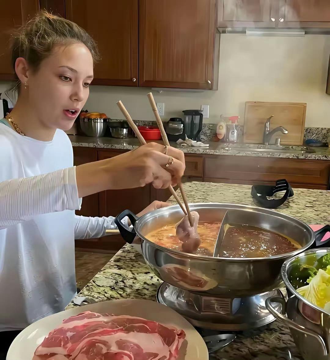 谷爱凌是妥妥的中国胃吧！在家炫火锅，年夜饭吃中式饺子，日常狂晒中餐