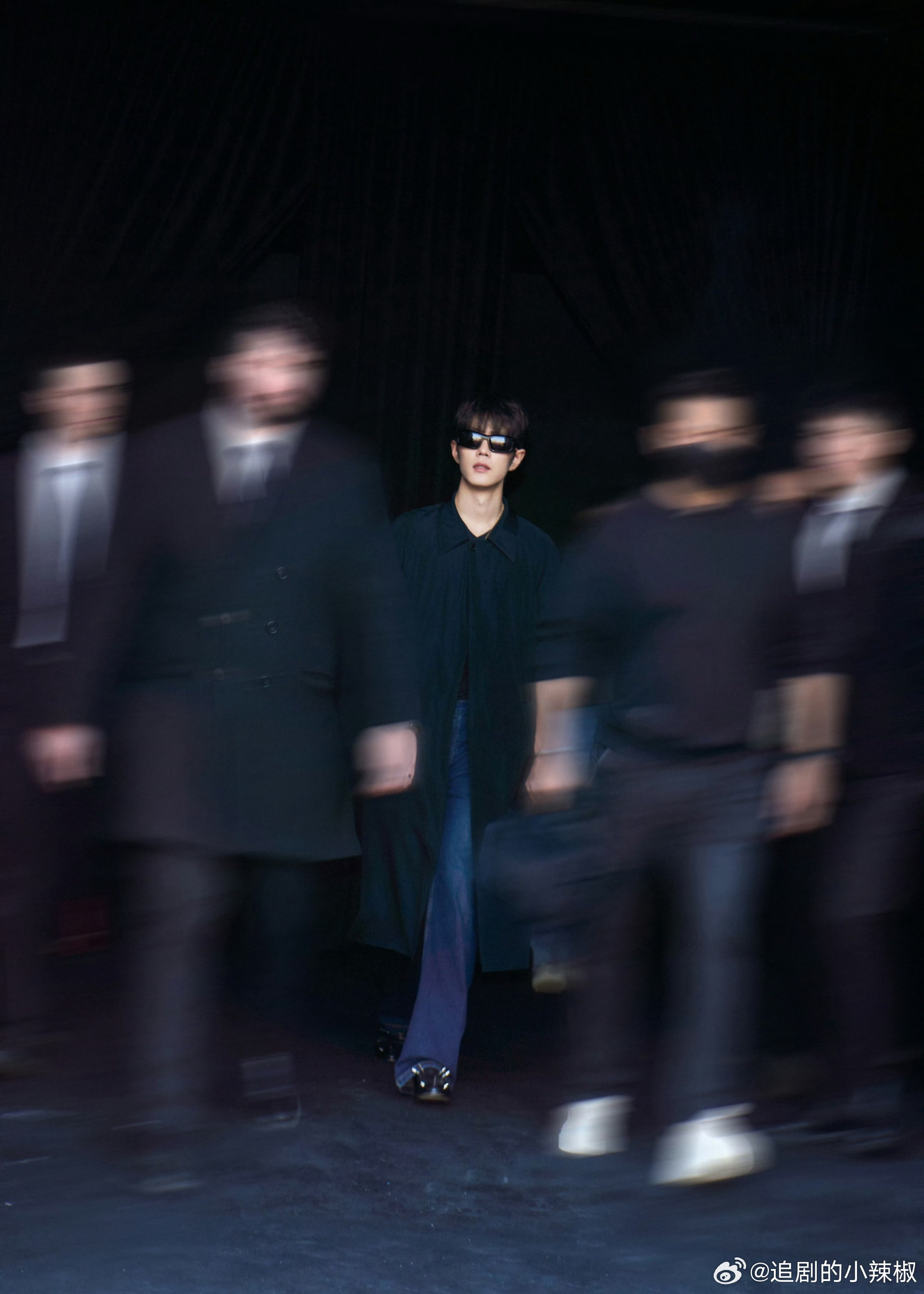 肖战鞋子有钉子好酷