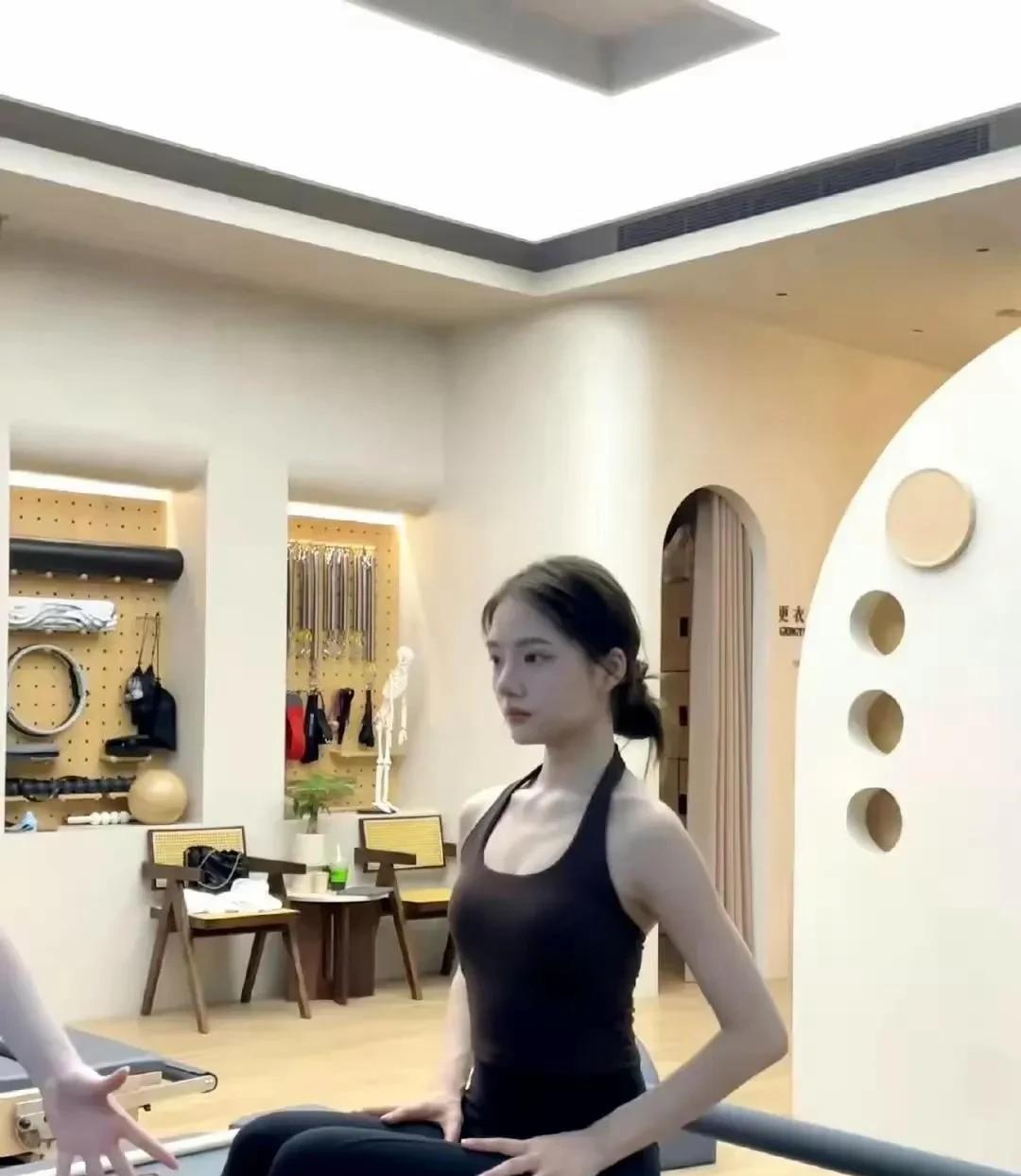 任敏，又美啦！近日晒出的普拉提照高级感满满，皮肤白皙，五官秀丽，身材高挑纤细