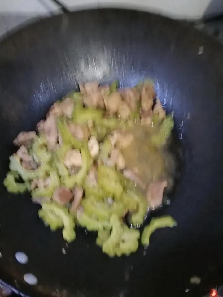 今天晚上，我来了一个苦瓜炒肉，年纪大了，多吃苦瓜之类的菜，防止血糖过高。五块猪