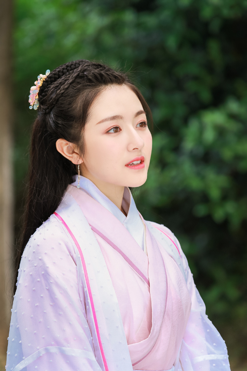 李兰迪的美不属于凌厉张扬的类型，是温润干净的淡颜系长相。饱满柔和的脸型，圆圆的杏眼，自带一种青春温婉