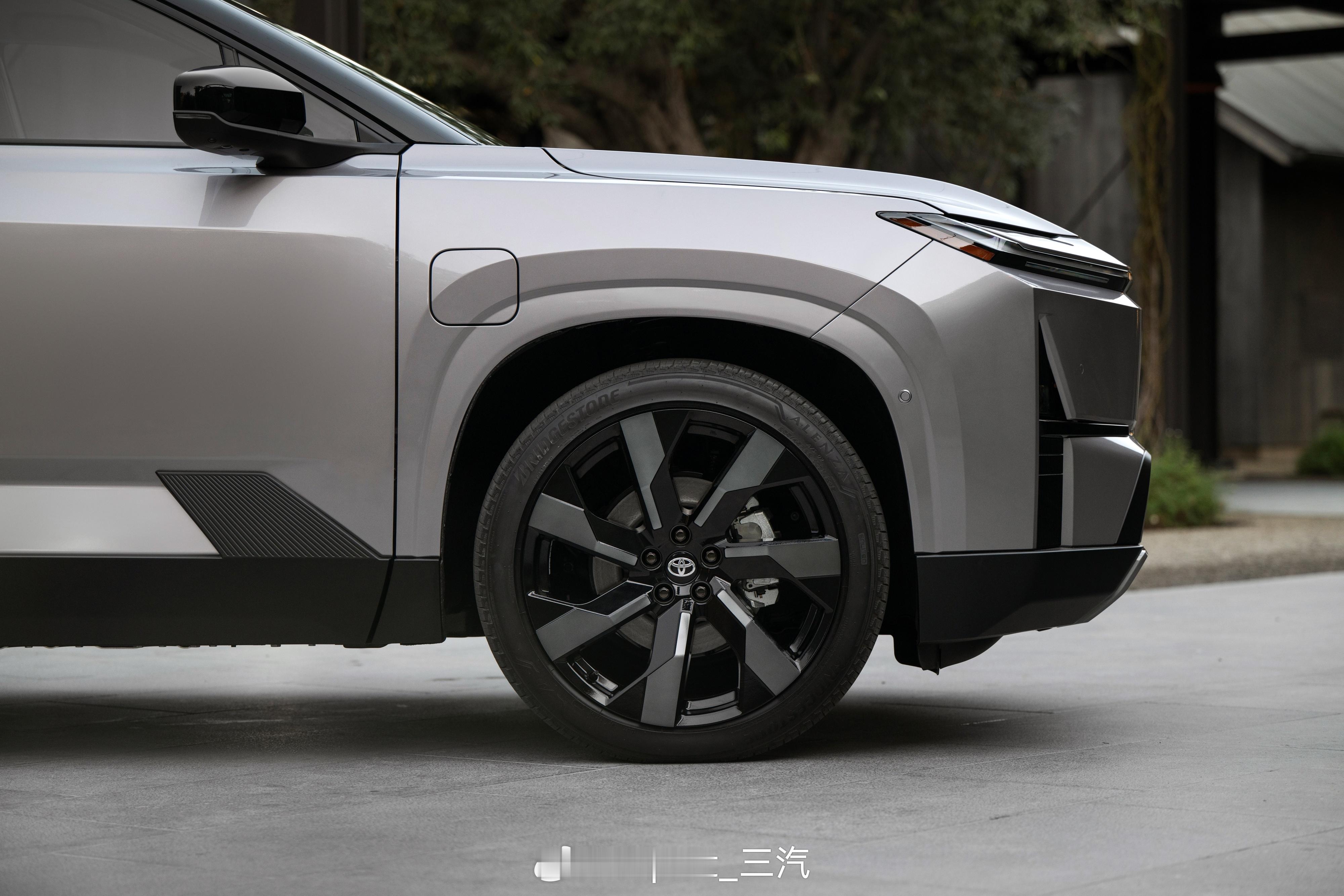 纯电汉兰达轮胎居然使用31寸轮胎这应该是汉兰达历史上首次能让31寸轮胎都不显