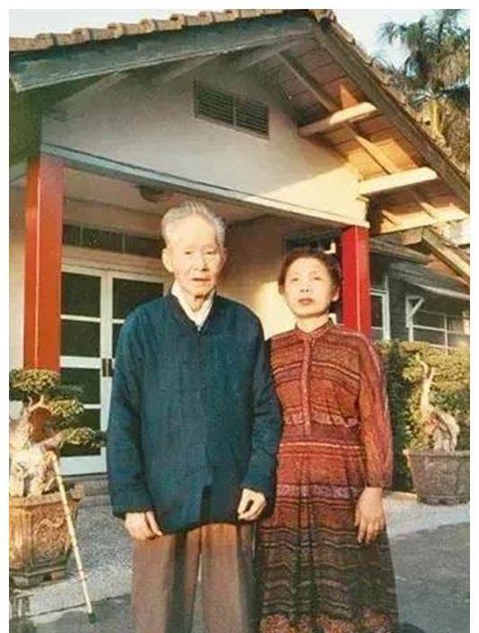 这是1988年，被软禁长达33年之久的抗日名将孙立人将军重获自由后，与夫人拍摄的
