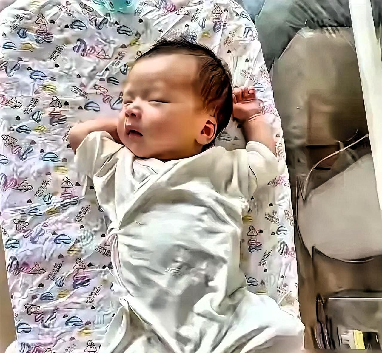 汪小菲哭着说想女儿那天，小玥儿正在清关注列表。亲爹排第一个。她才12岁。开号