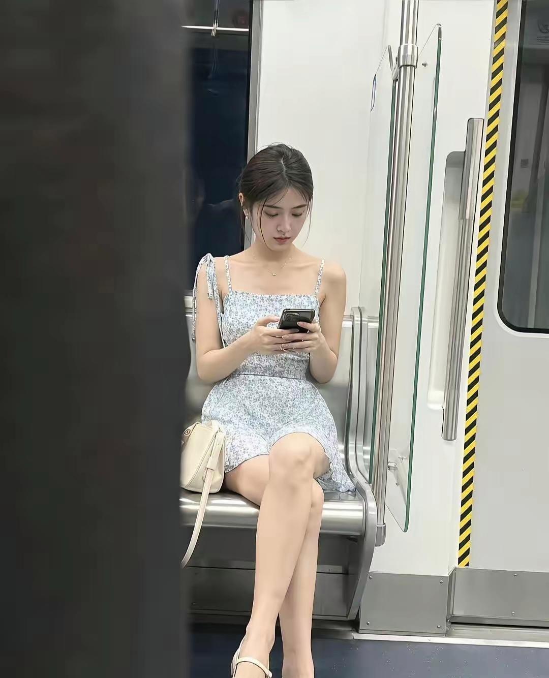 地铁上看到的，这颜值也太高了