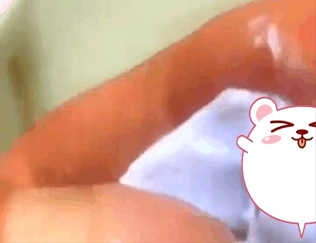 近日，安徽淮南，一女子在家中洗澡，可令人意想不到的是，当她使用香皂时，却突然兴奋