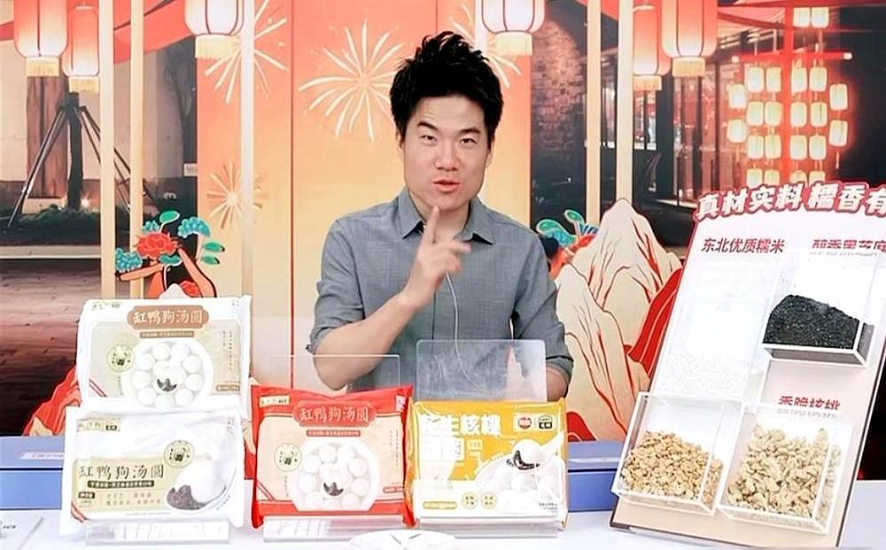 董宇辉为啥能成带货顶流？看他咋处理危机的。还记得粉丝抢虾仁和四件套秒没，在直