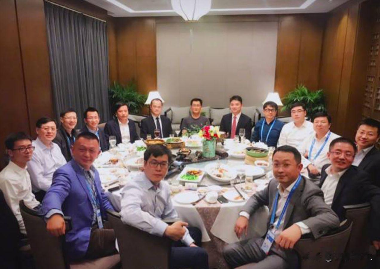 在饭局上当领导说：“你老婆很漂亮”时，低情商者会回答“谢谢夸奖”。这样的回应显得